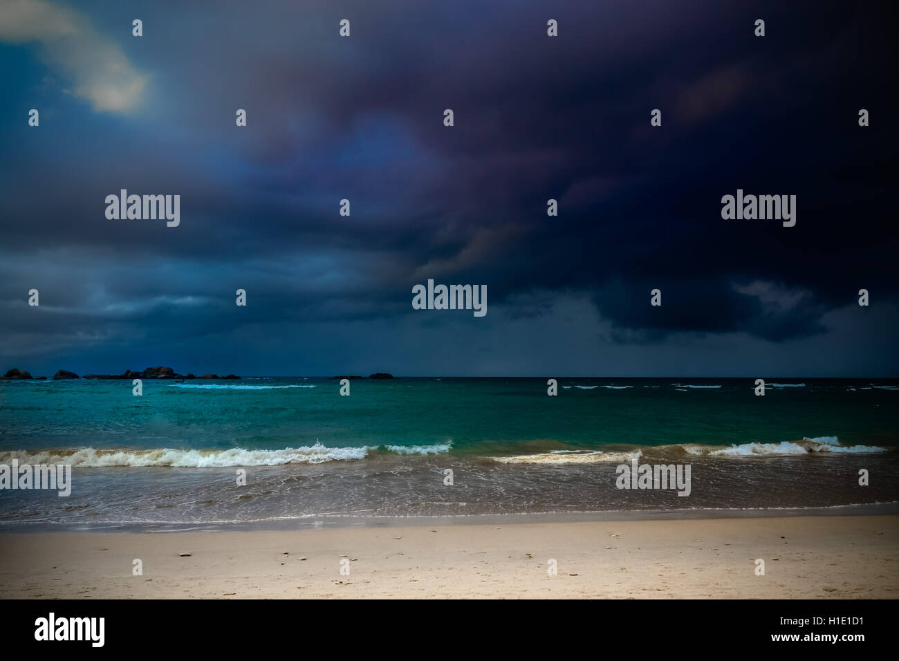 Tempesta è venuta, spiaggia, arrabbiato cloud, scuro, meteo, blu, nuvoloso, pioggia Foto Stock