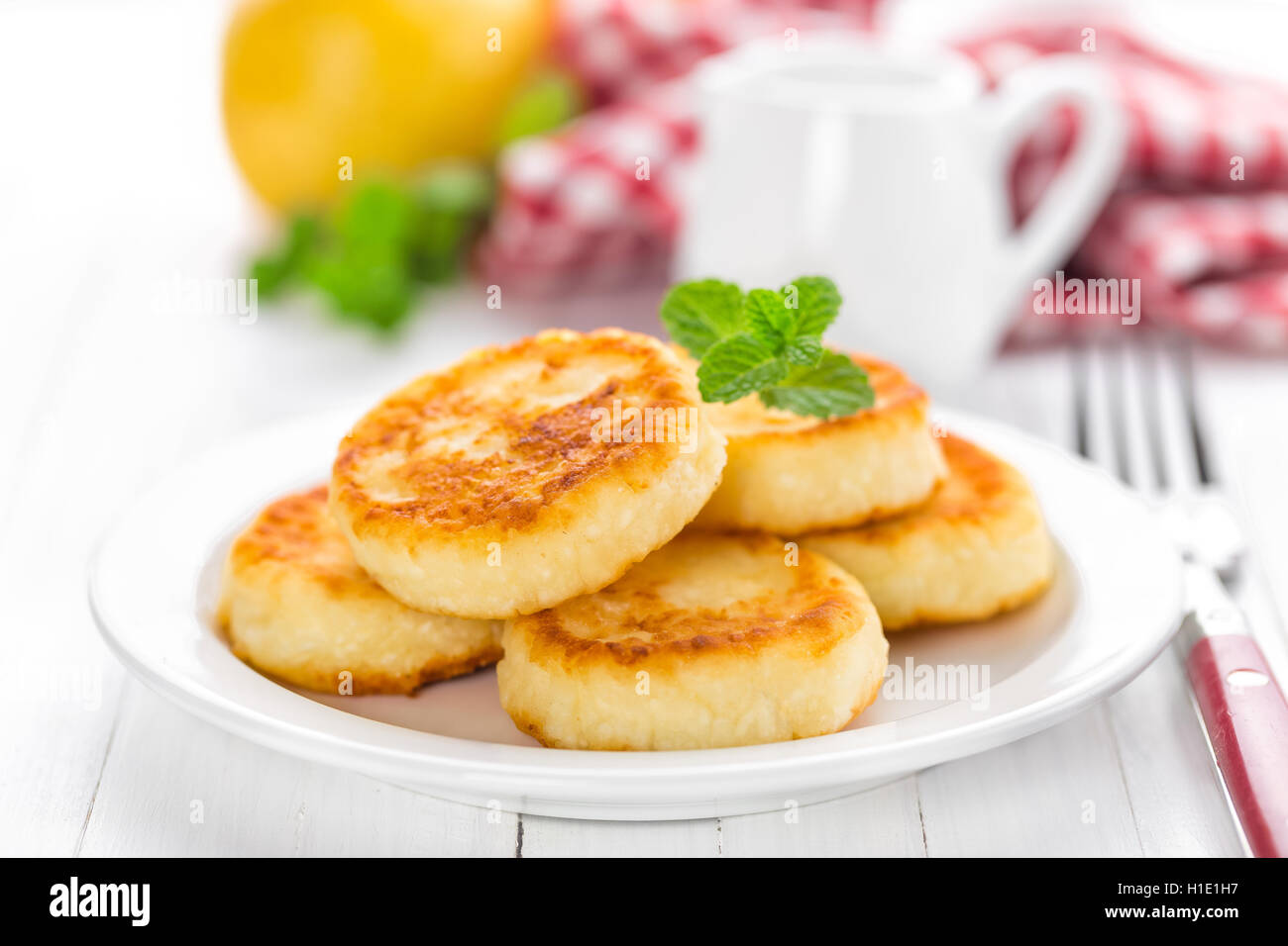 Cottage cheese pancakes, syrniki Foto Stock