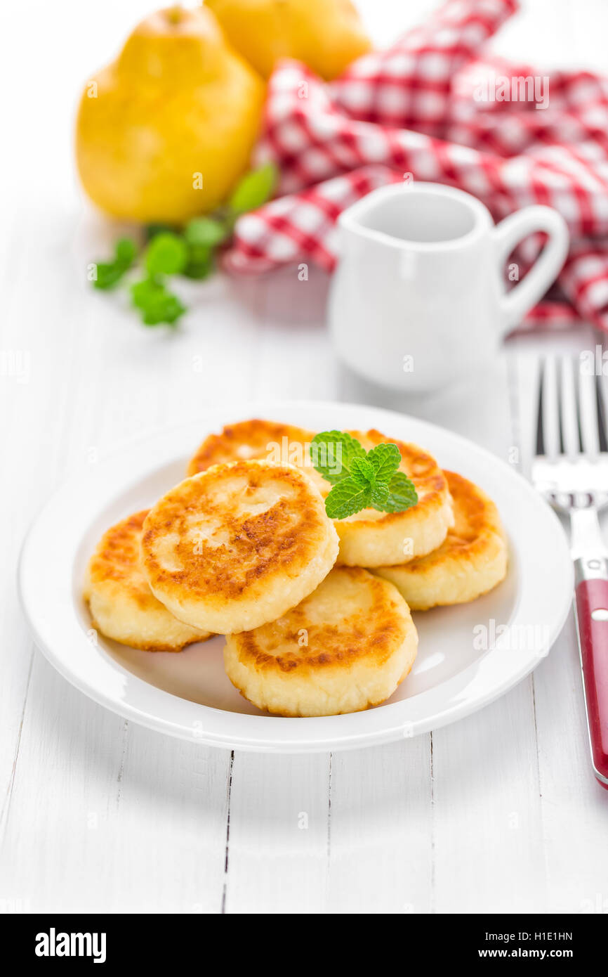 Cottage cheese pancakes, syrniki Foto Stock