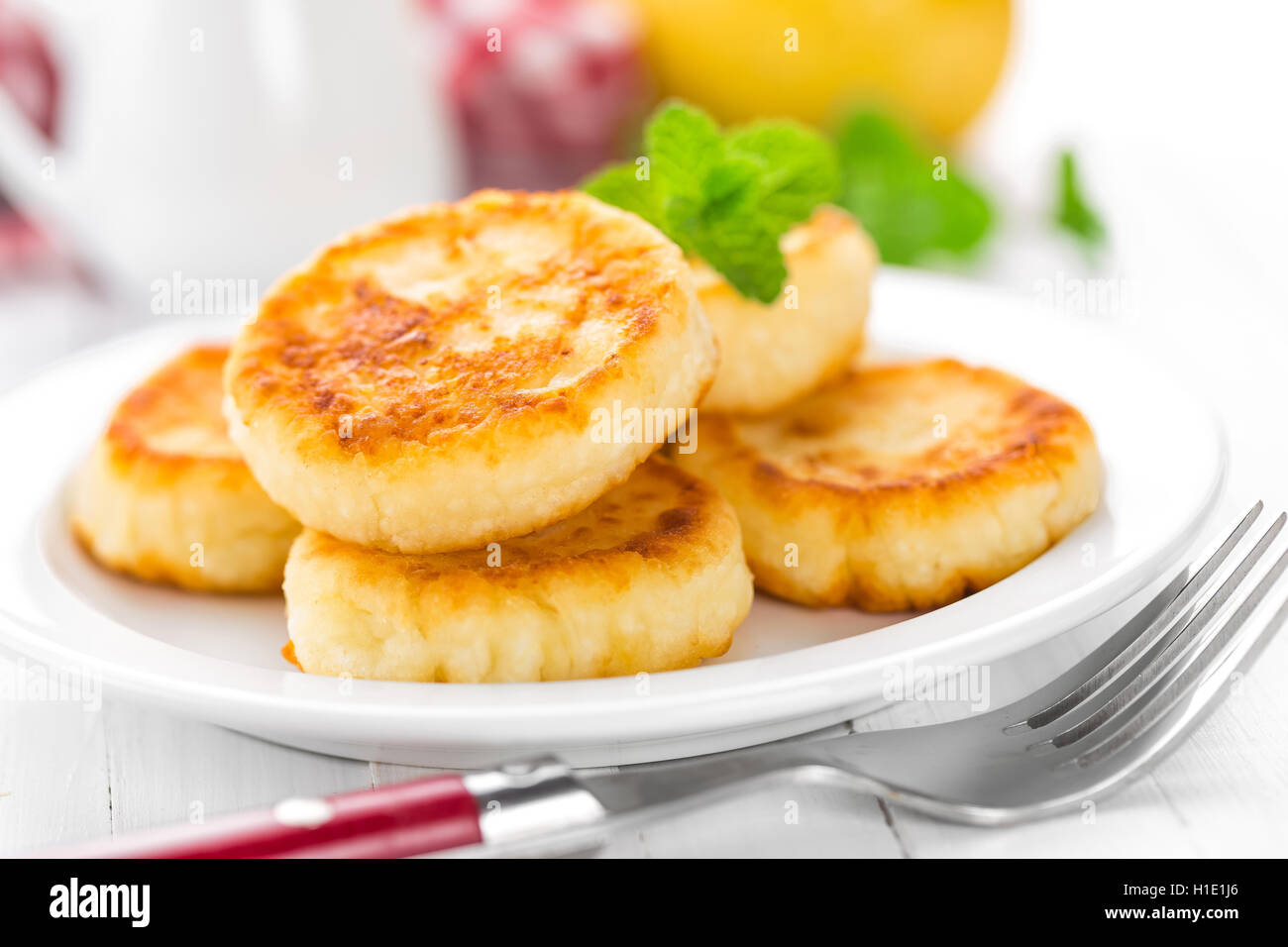 Cottage cheese pancakes, syrniki Foto Stock