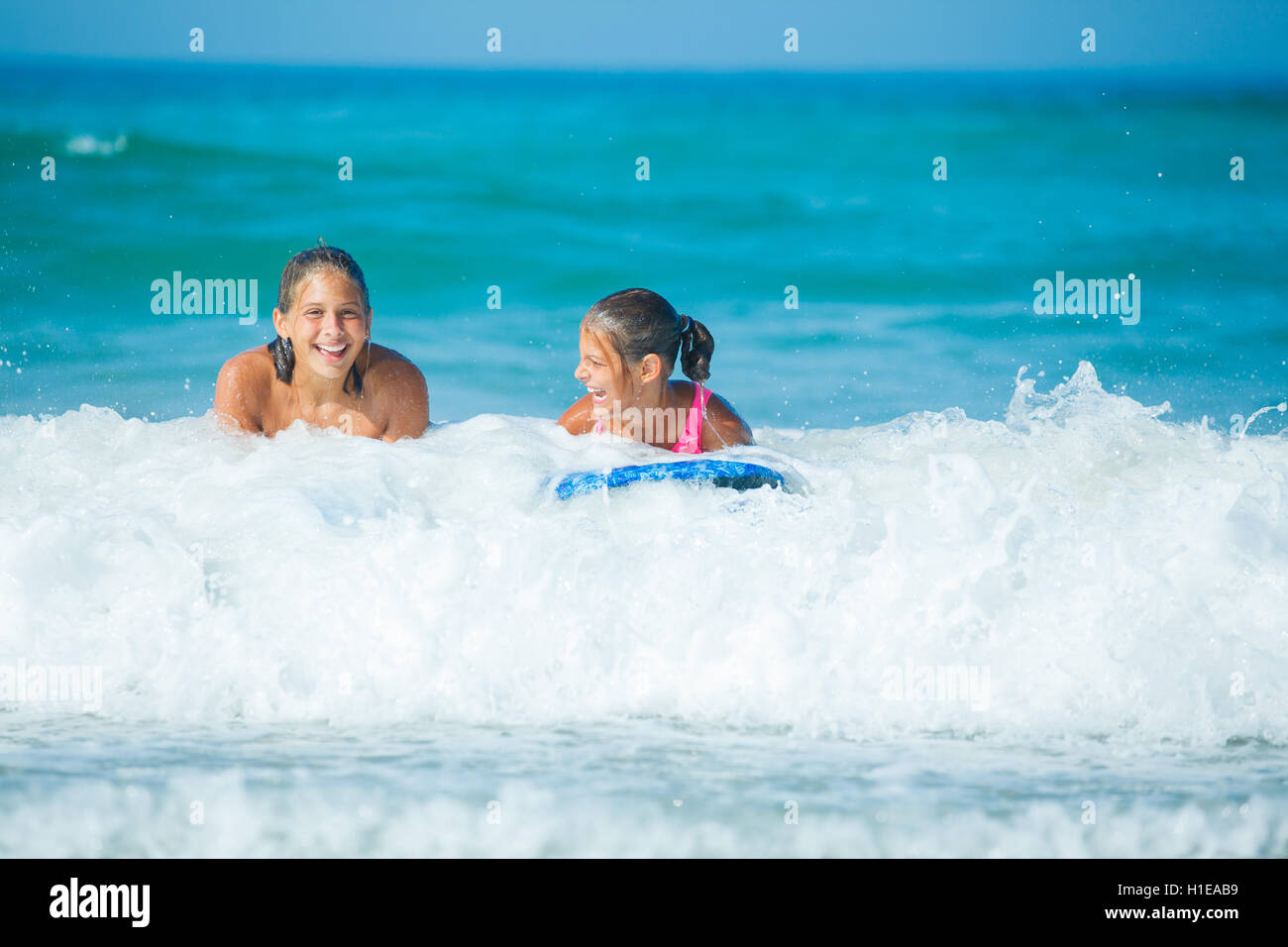 Vacanze estive - surfer ragazze. Foto Stock