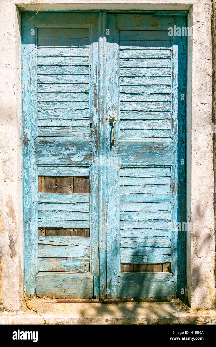 Molto vecchio blu grungy porta greca in estate Foto Stock