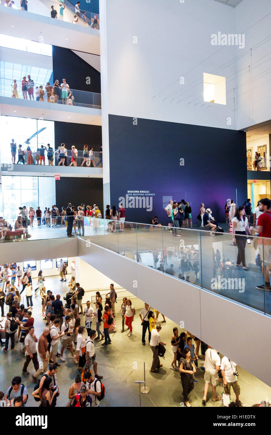 New York City,NY NYC Manhattan,Midtown,Museum of Modern Art,MoMA,museo d'arte,hall,atrio,vista su più piani,sezione trasversale,soppalco,ringhiera di vetro,coronamento Foto Stock