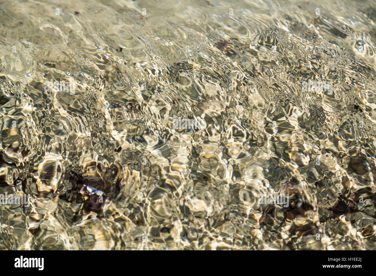Cancellare l'acqua dell'oceano superficie con riflessioni per gli sfondi Foto Stock