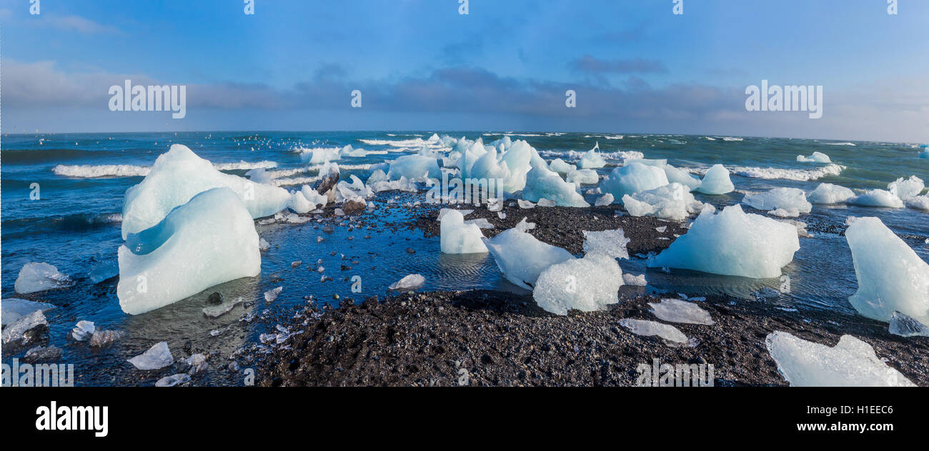 Blocchi di ghiaccio su una spiaggia di sabbia. Foto Stock