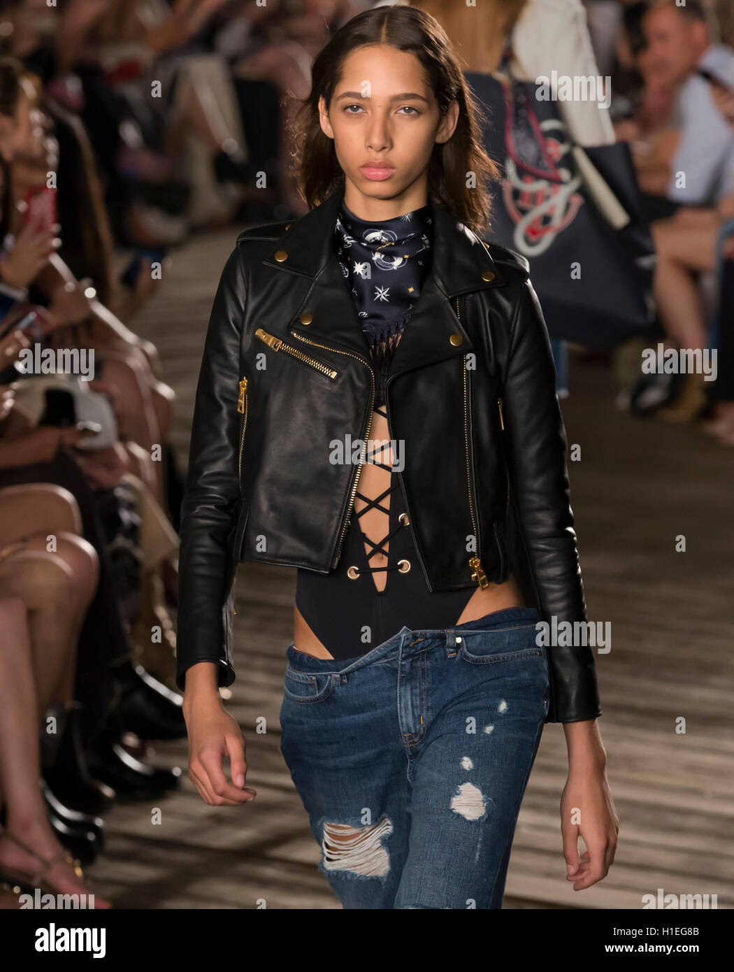 NEW YORK, NY - Settembre 09, 2016: Yasmin Wijnaldum passeggiate la pista di Tommy Hilfiger sfilata Donna durante NYFW Foto Stock