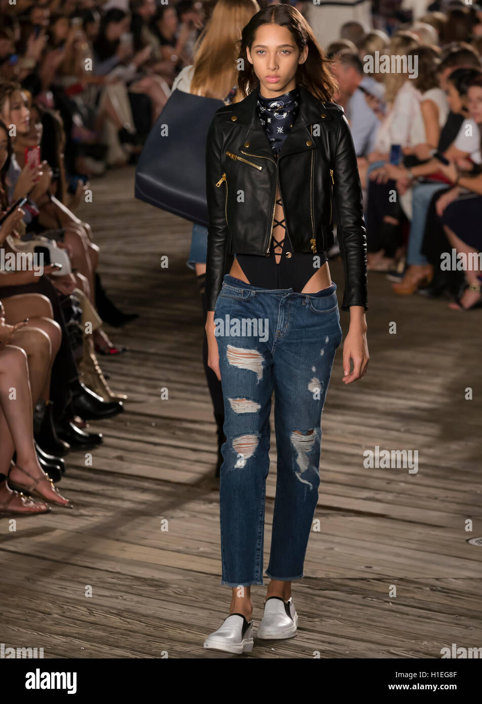 NEW YORK, NY - Settembre 09, 2016: Yasmin Wijnaldum passeggiate la pista di Tommy Hilfiger sfilata Donna durante NYFW Foto Stock