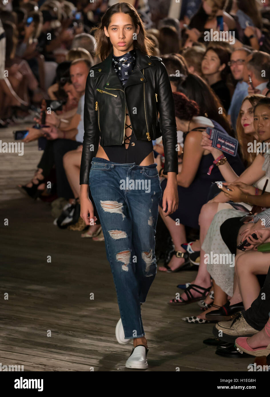 NEW YORK, NY - Settembre 09, 2016: Yasmin Wijnaldum passeggiate la pista di Tommy Hilfiger sfilata Donna durante NYFW Foto Stock