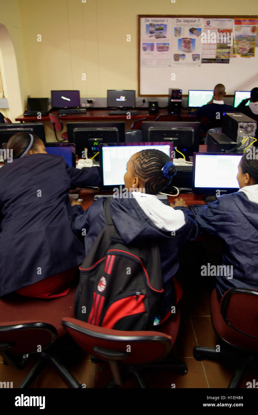 Scuola ragazze che lavorano su computer in aula informatica in San Marco a scuola, Mbabane, Hhohho, Regno di Swaziland Foto Stock