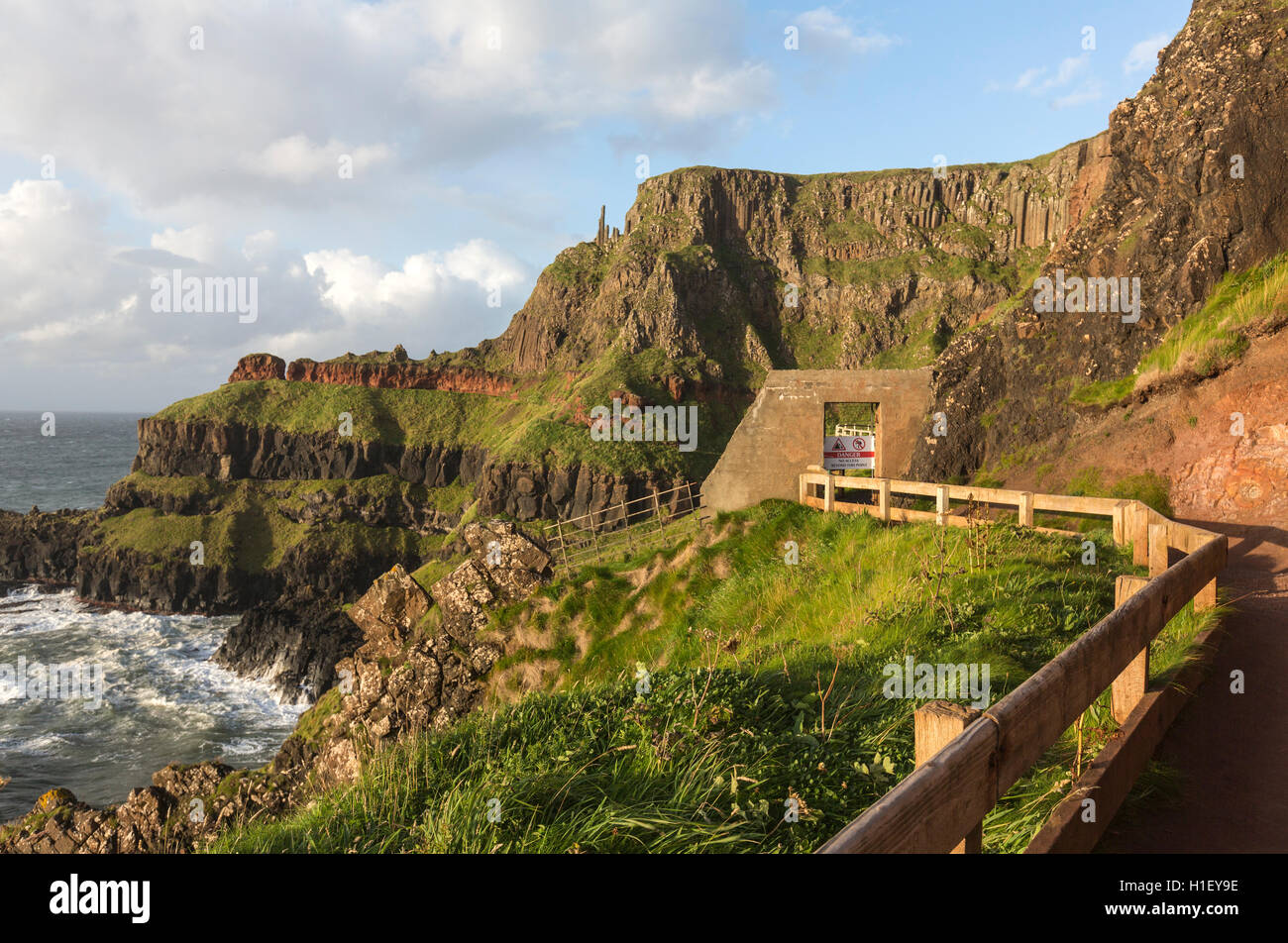 Giant's Causeway a piedi percorso chiuso, Bushmills, County Antrim, Irlanda del Nord, Regno Unito Foto Stock