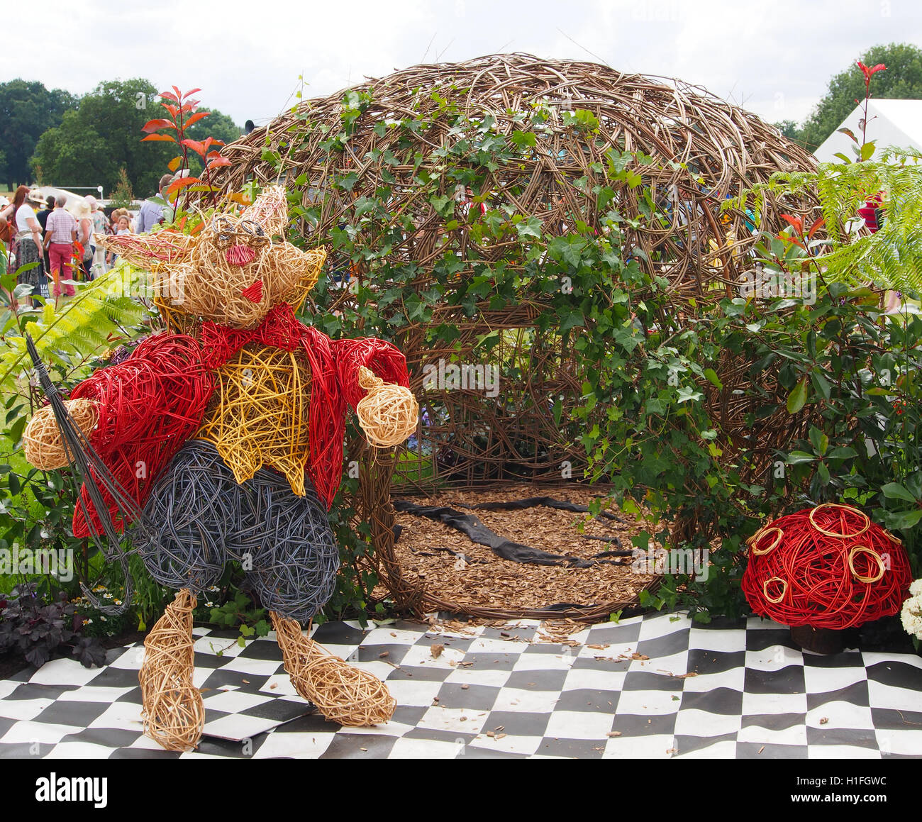 Alice nel paese delle meraviglie di salice presentano da Twigtwisters (willow scultura) da Sarah Gallagher-Heyes) a Tatton Garden Flower Show nel Cheshire, Inghilterra 2016 Foto Stock