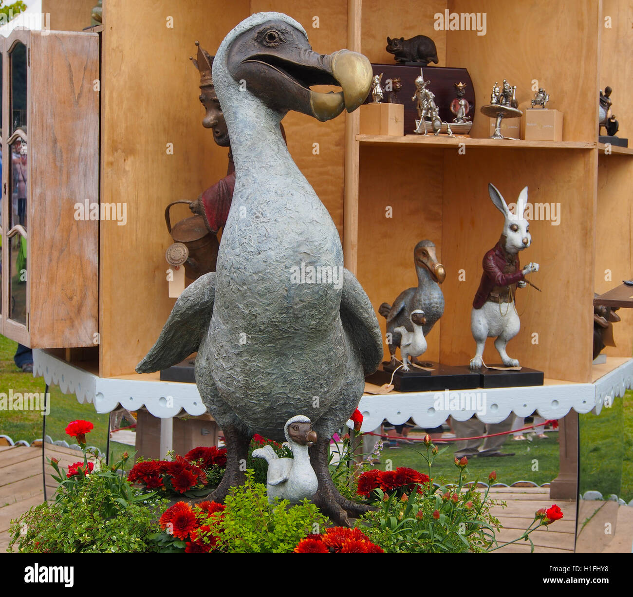 Mostra di metallo Giardino sculture, compreso questo grande dodo da Robert James a Tatton Park Flower Show nel Cheshire, Inghilterra, Regno Unito nel 2016. Foto Stock