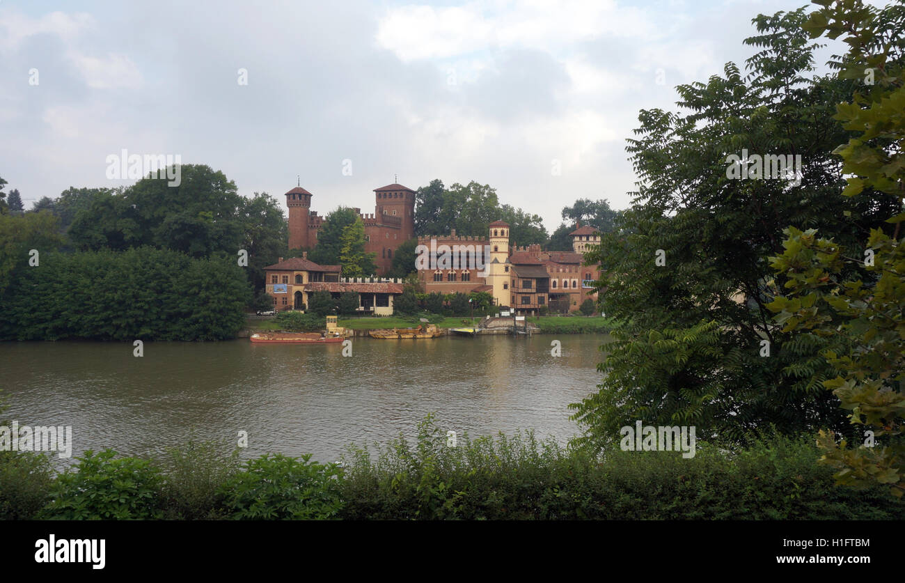 Borgo medievale sul fiume Po Foto Stock