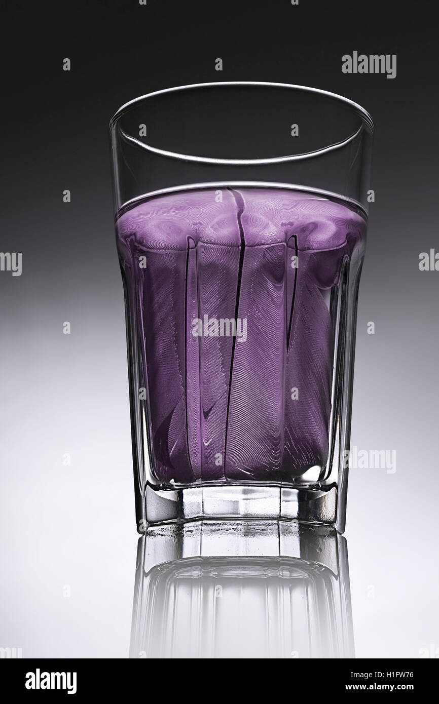 Semplice acqua di vetro con acqua strutturato in viola Foto Stock