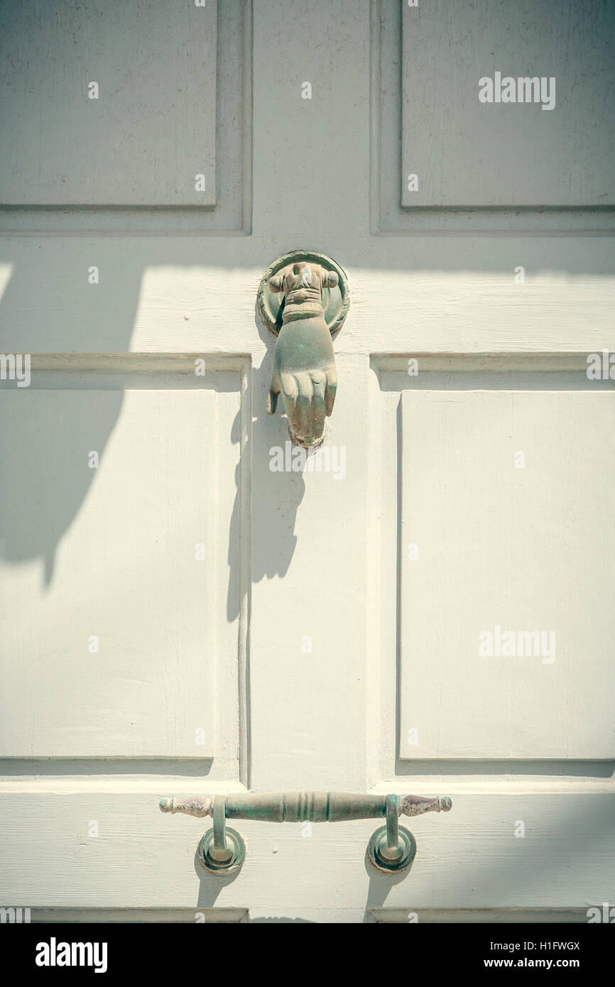 Greco porta di bronzo respingente su una porta bianca Foto Stock