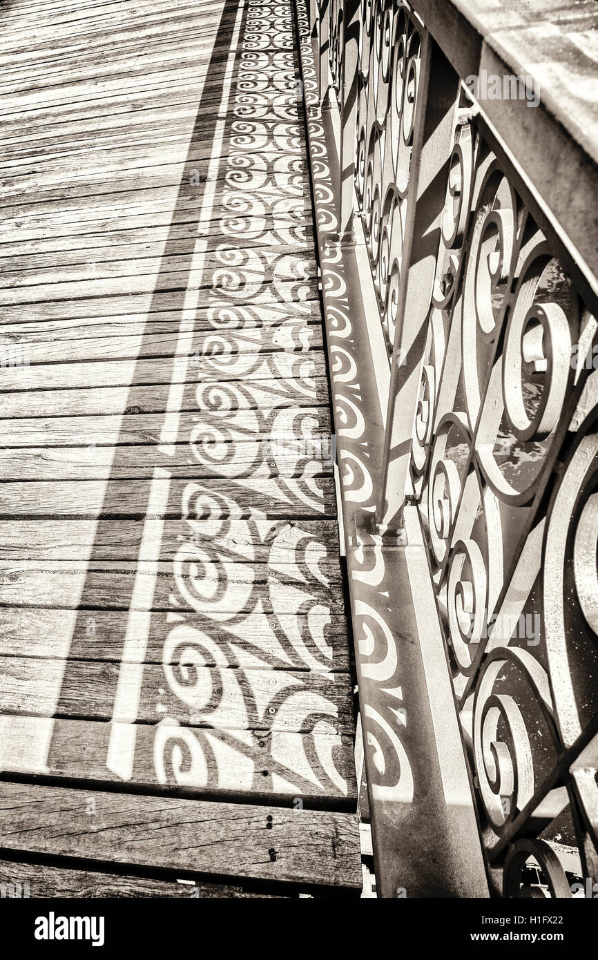 In stile vintage dettaglio di un vecchio ponte decorato con corrimano Foto Stock