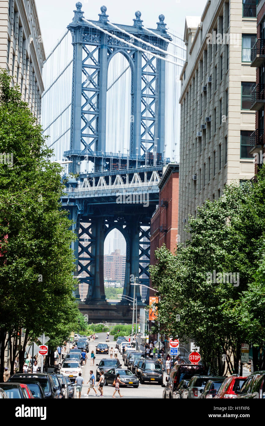 New York City,NY NYC Brooklyn,Dumbo,giù sotto il cavalcavia del ponte di Manhattan,Washington Street,quartiere,scena stradale,Manhattan Bridge,sospensione t Foto Stock