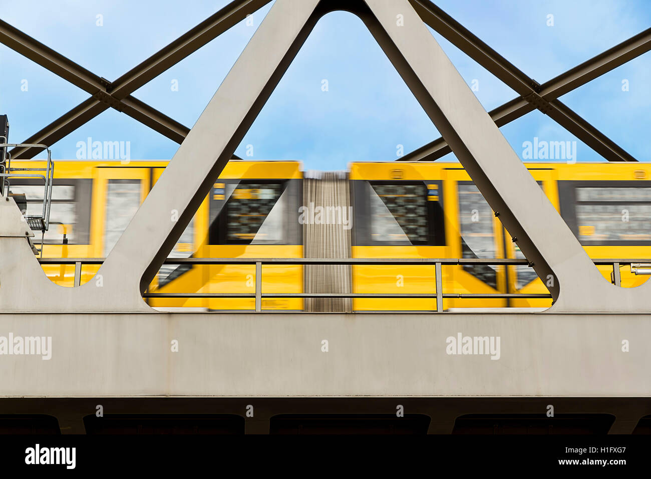 Giallo tram in movimento su di un ponte a Berlino Foto Stock