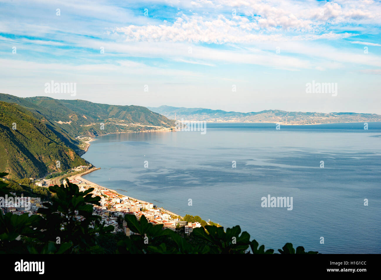 Vista di stretto di Messina visto dalla Calabria Foto Stock