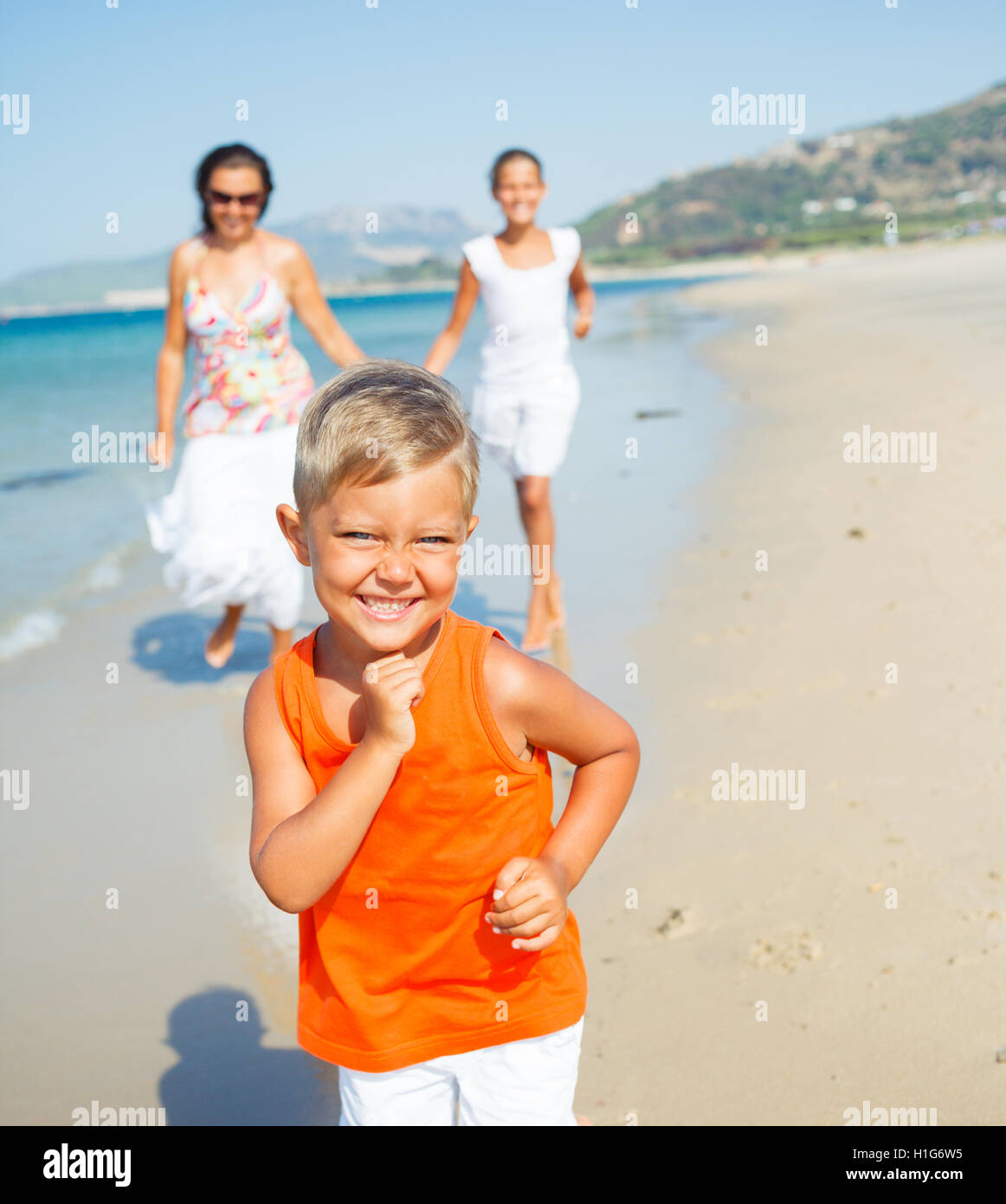 Ragazzo carino con la sorella e madre sulla spiaggia Foto Stock