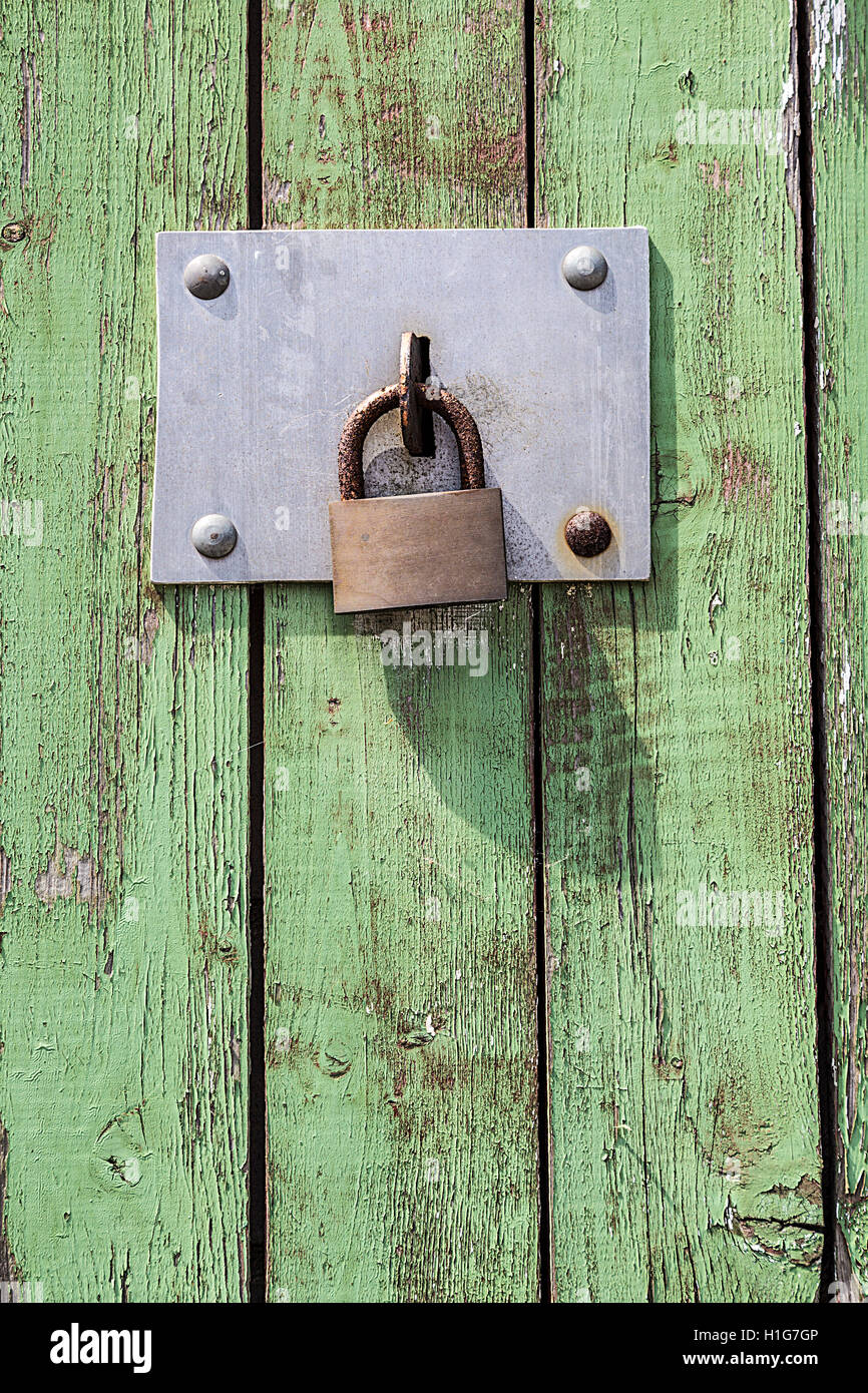 Vecchia chiave serratura sulla porta di legno Foto Stock