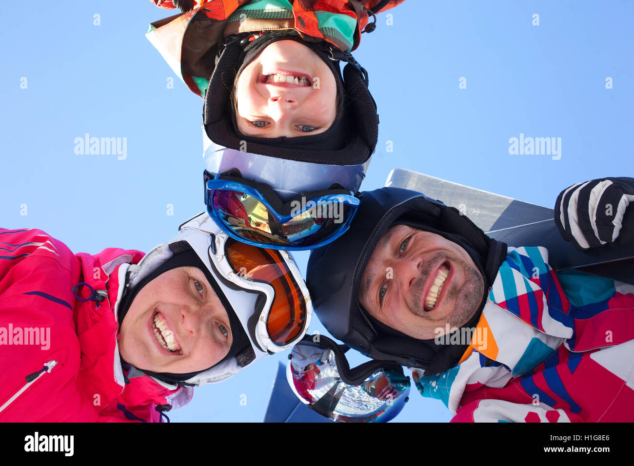 Sci e divertimento invernale - gli sciatori godendo le vacanze di sci Foto Stock