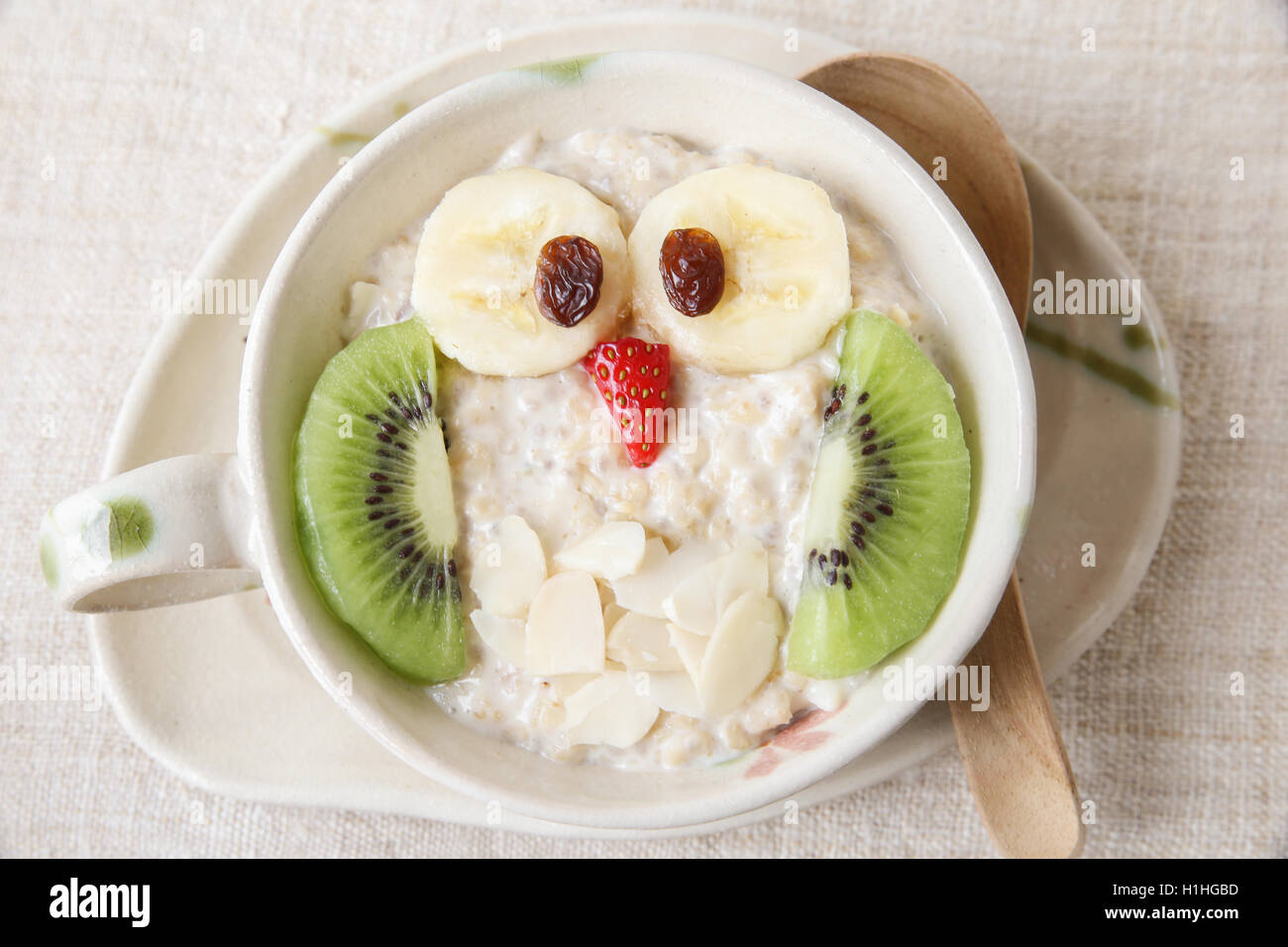 Owl porridge la colazione , Divertimento Natale arte cibo per bambini Foto Stock