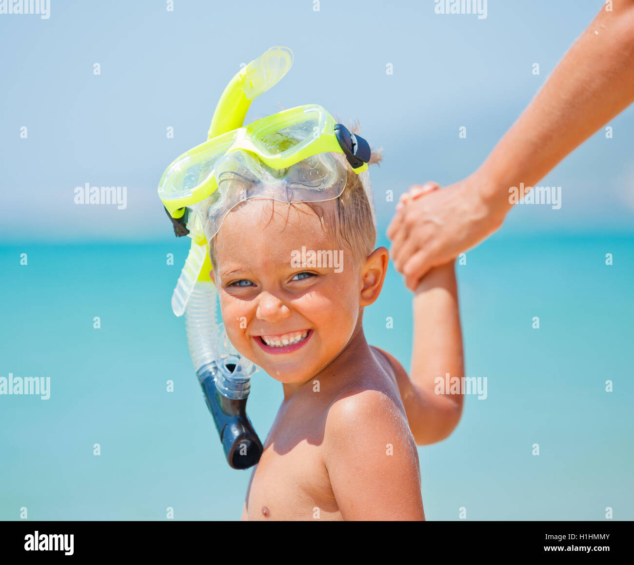 Felice ragazzo sulla spiaggia Foto Stock