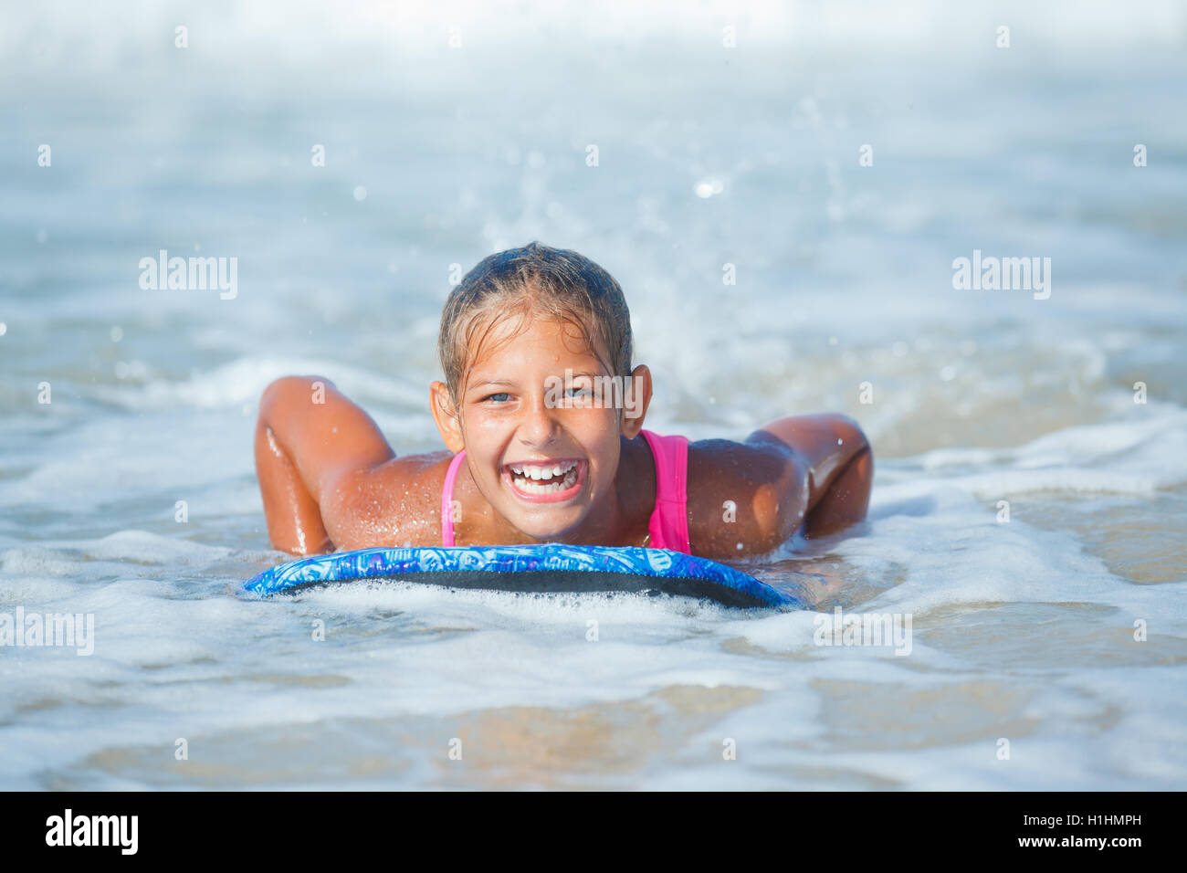 Vacanze estive - surfer girl. Foto Stock