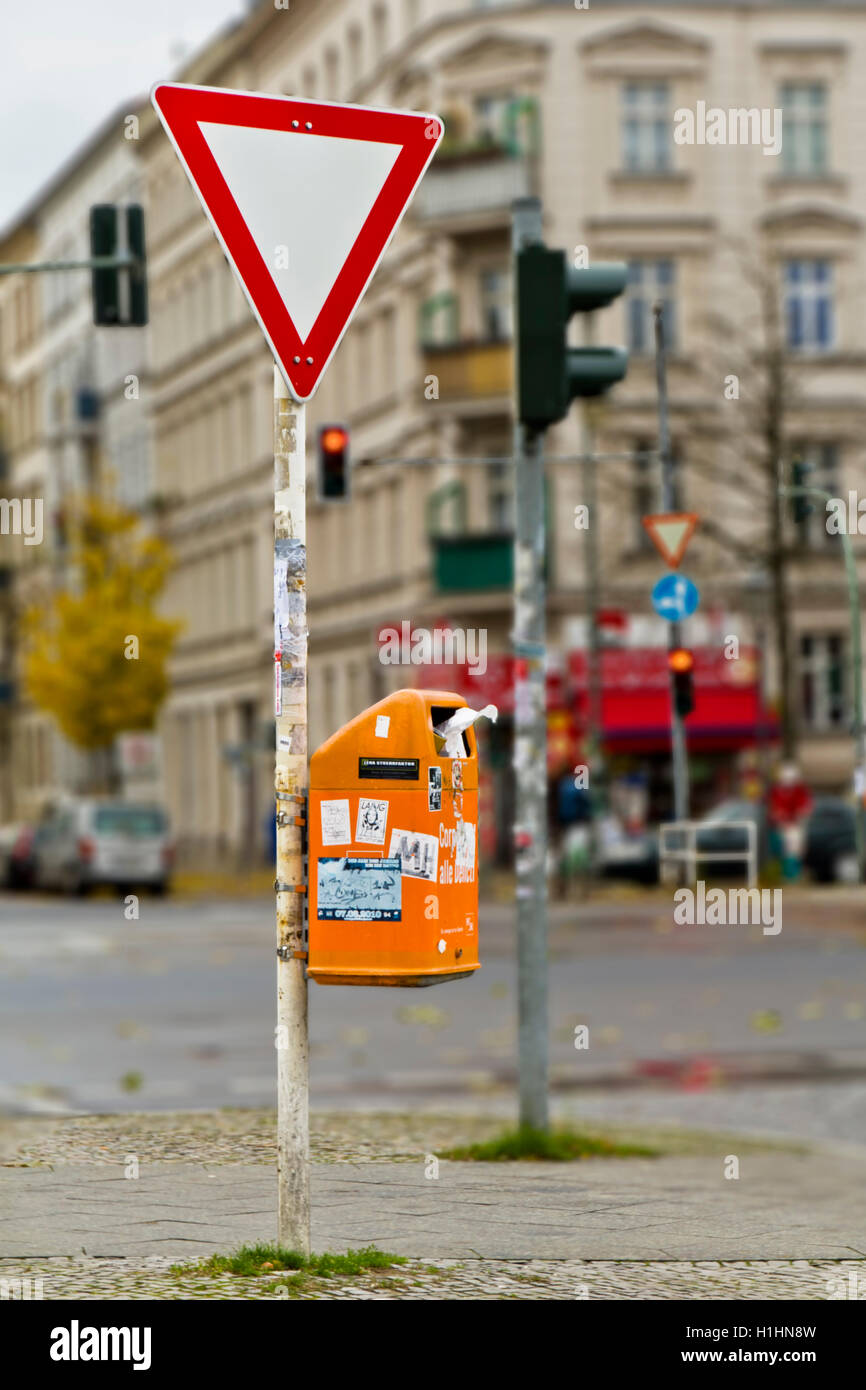 Segno di traffico a Berlino Kreuzberg Foto Stock