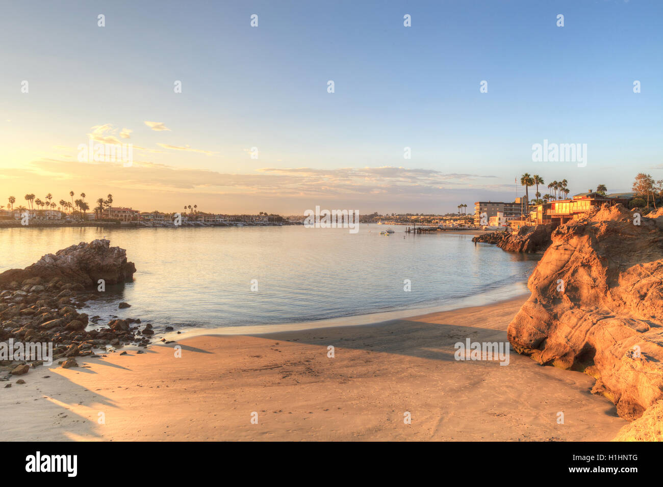 Tramonto sul porto di Corona del Mar, California presso la spiaggia negli Stati Uniti Foto Stock