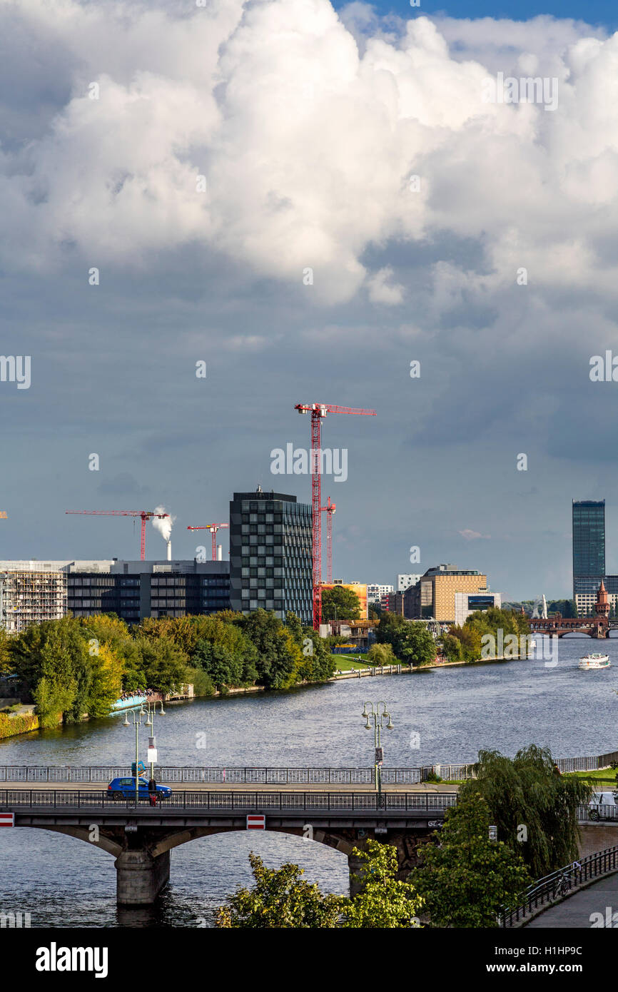 Skyline di berlino con canal e drammatici sky Foto Stock