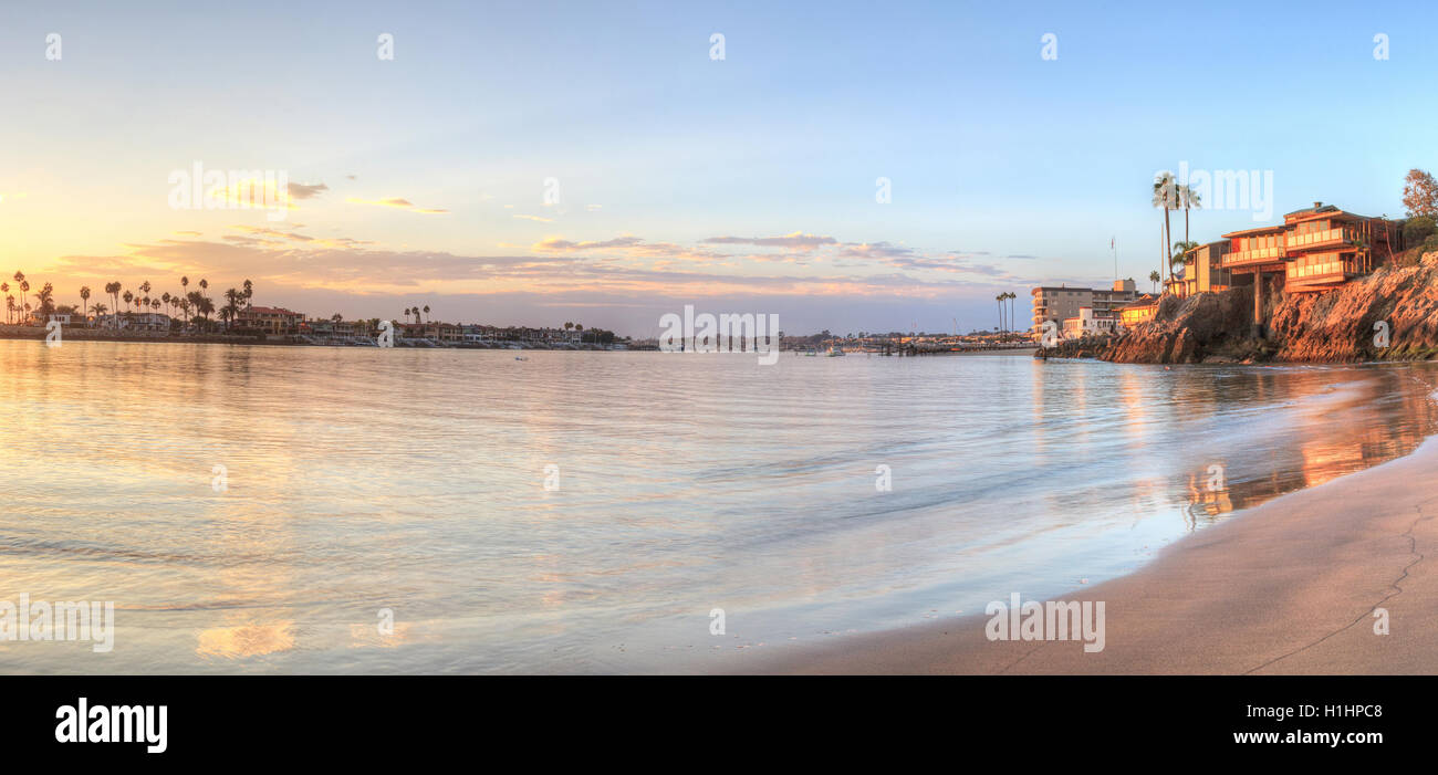 Tramonto sul porto di Corona del Mar, California presso la spiaggia negli Stati Uniti Foto Stock