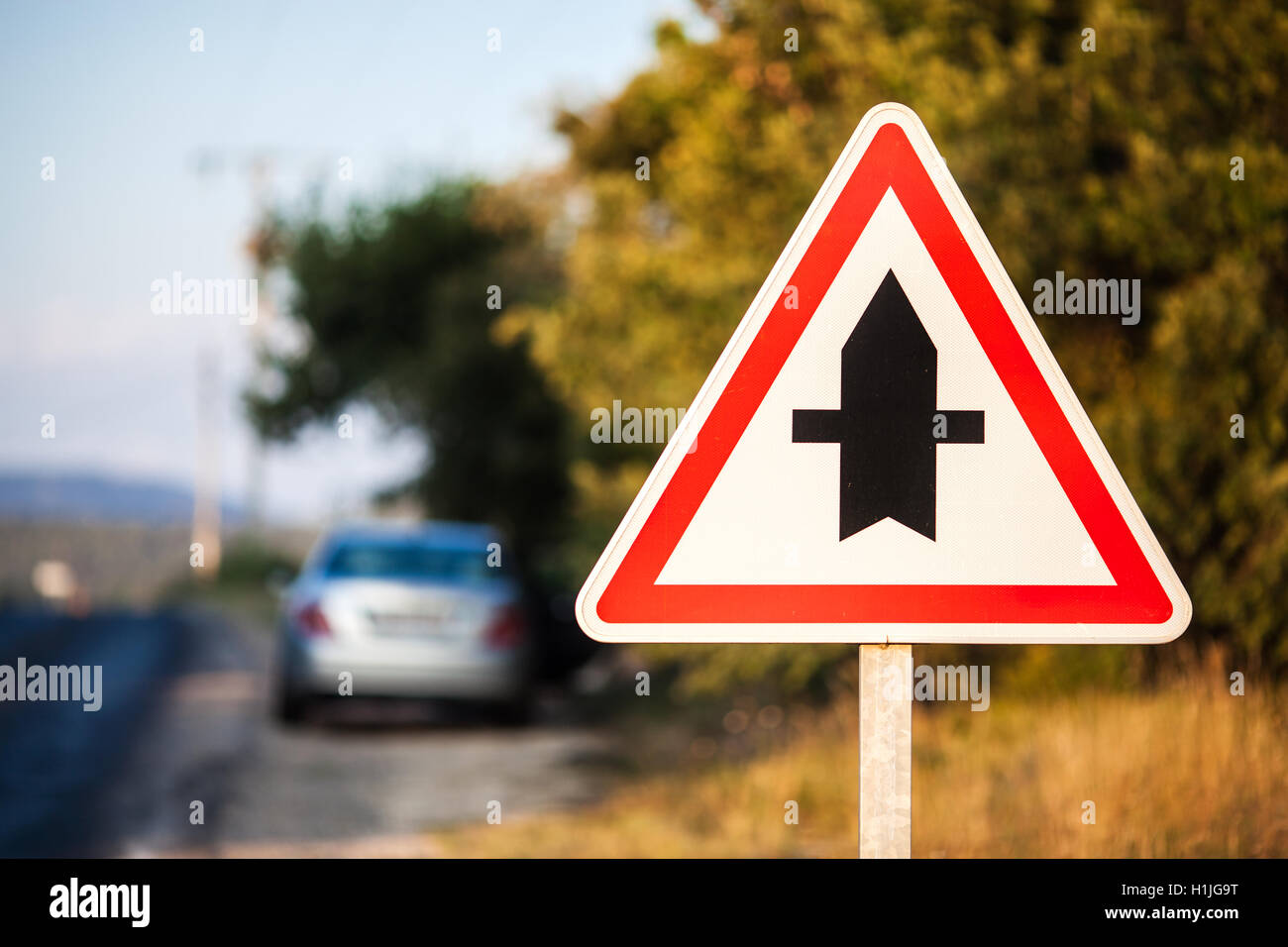 Strade secondarie segno di collegamento con auto sfocata in background. Foto Stock