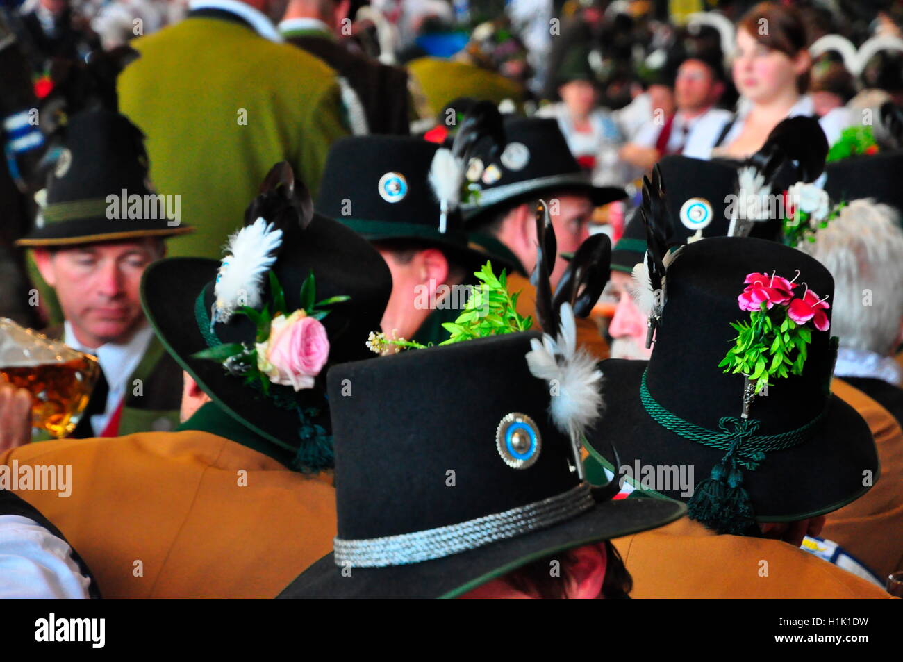 Il Bayern, Brauchtum, Tracht, Trachtler, Gebirgsschuetzen, Patronatstag, Hutschmuck, Festzelt, Garmisch-Partenkirchen Foto Stock