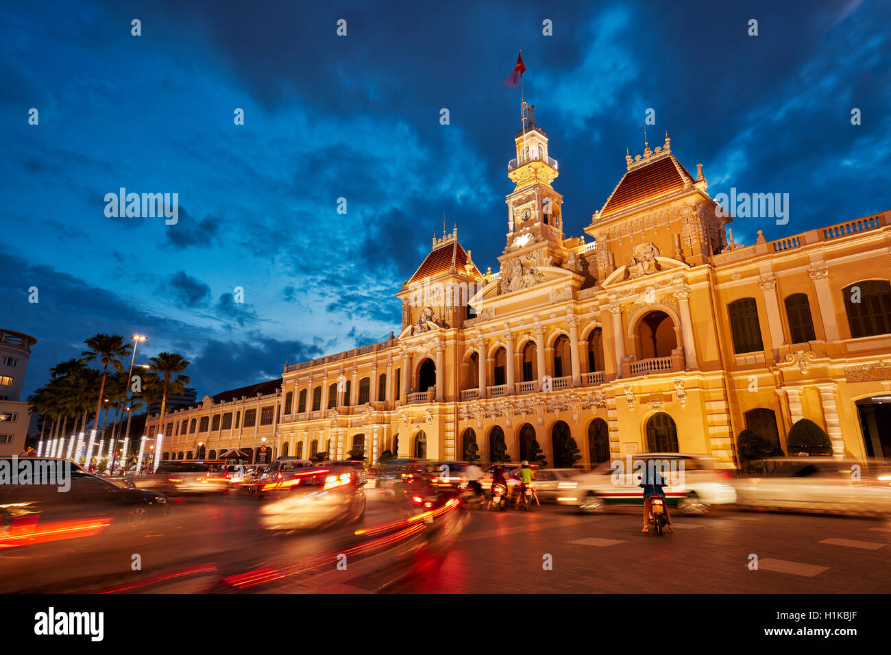 Persone del comitato dell edificio illuminati al crepuscolo. La città di Ho Chi Minh, Vietnam. Foto Stock