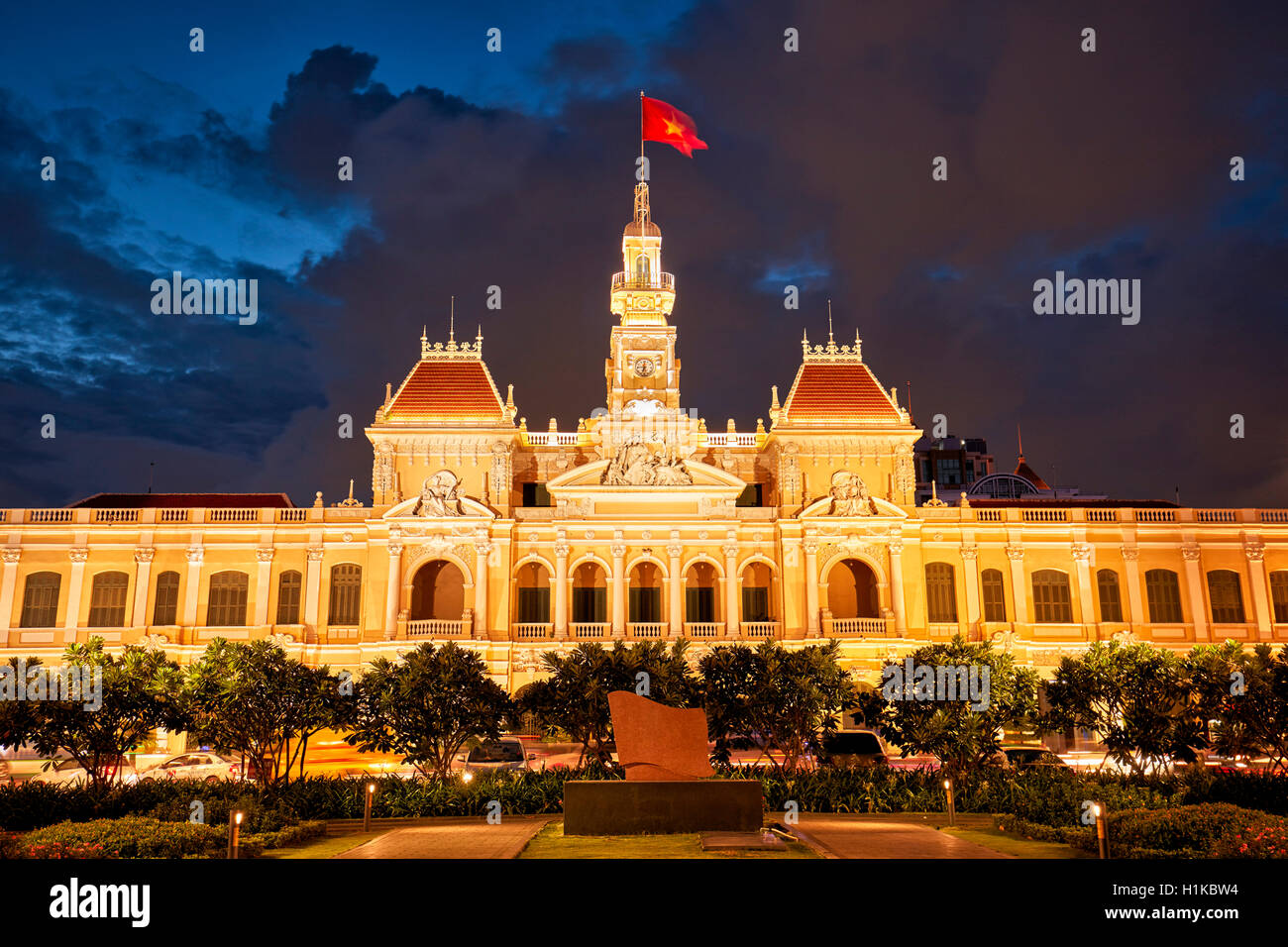 Del popolo edificio del Comitato al crepuscolo. La città di Ho Chi Minh, Vietnam. Foto Stock