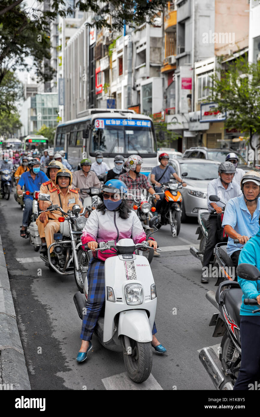 Il traffico su strada nel Distretto 1. La città di Ho Chi Minh, Vietnam. Foto Stock