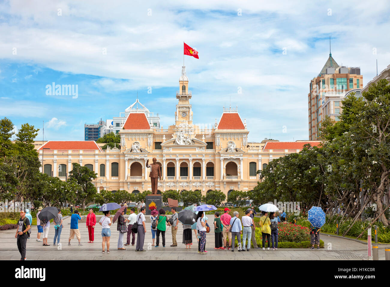 I turisti a Ho Chi Minh Statua di fronte a persone del comitato dell edificio. La città di Ho Chi Minh, Vietnam. Foto Stock