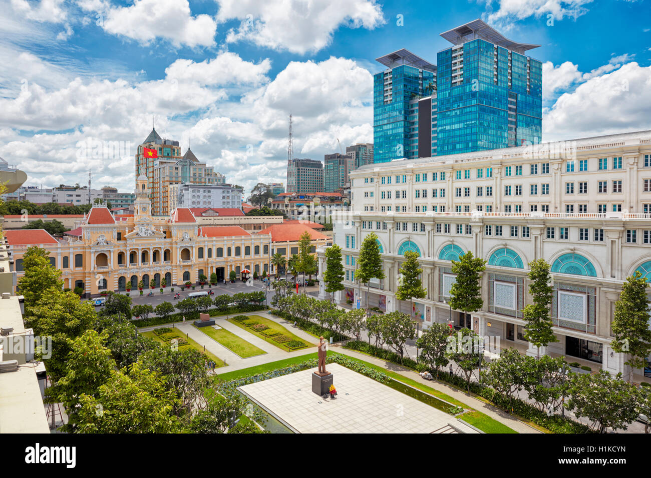 Vista in elevazione di Nguyen Hue street e del popolo edificio del comitato. District 1, Ho Chi Minh City, Vietnam. Foto Stock
