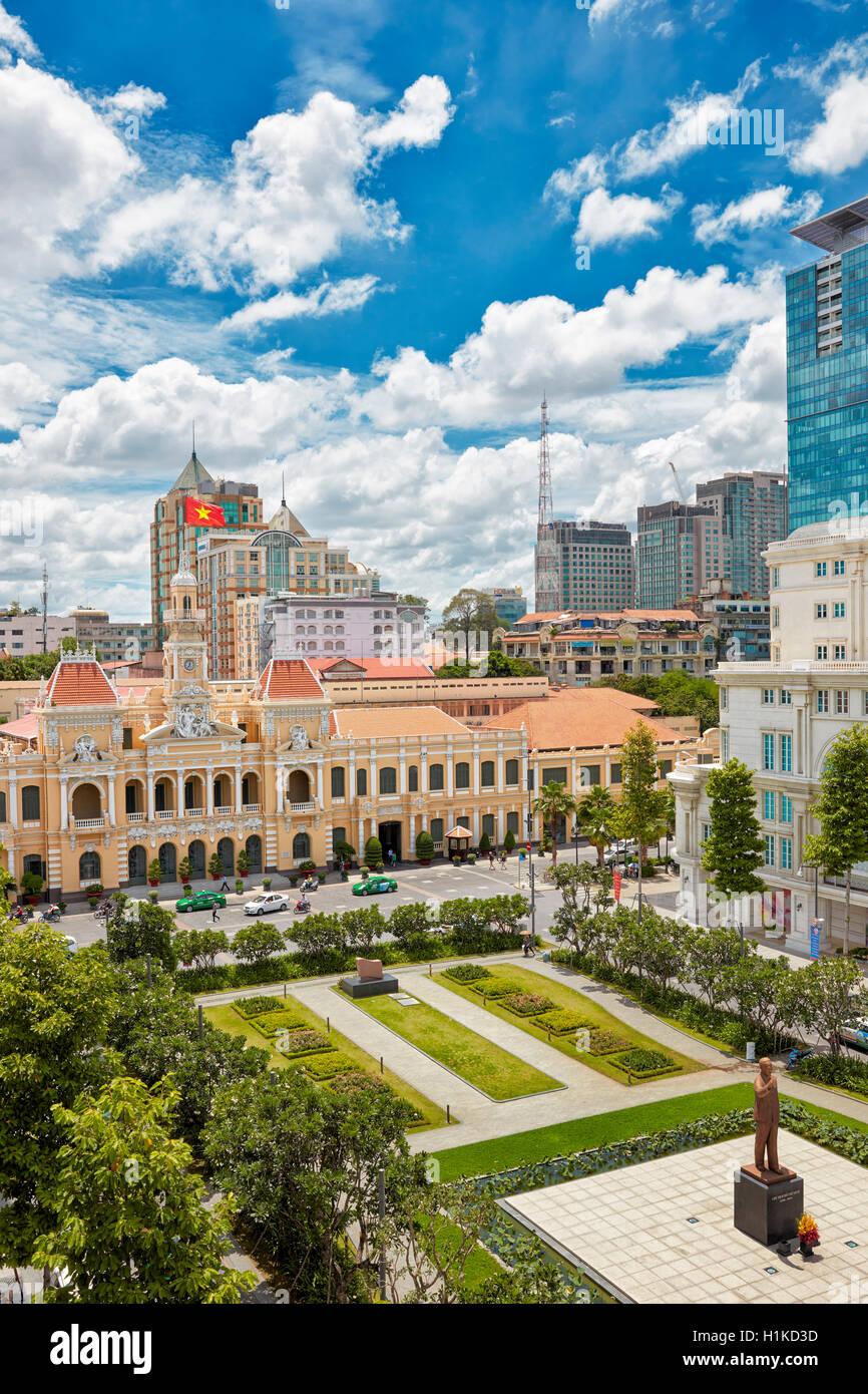 Vista elevata dell'edificio del Comitato del popolo (Municipio) e di ho chi Minh Square nel distretto 1, ho chi Minh City, Vietnam. Foto Stock