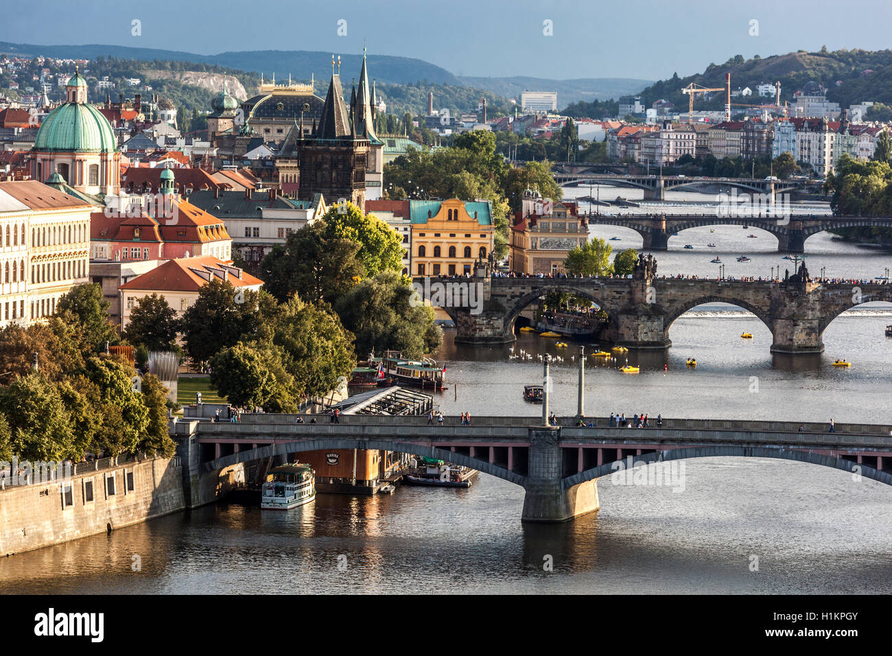 Ponti di Praga sul fiume Moldava Moldava a Praga Repubblica Ceca fiume di Praga Foto Stock