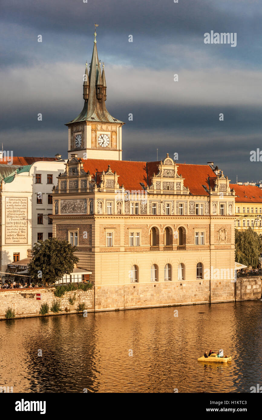 Fiume Vltava e vecchi mulini di Città di Praga, Repubblica Ceca Foto Stock