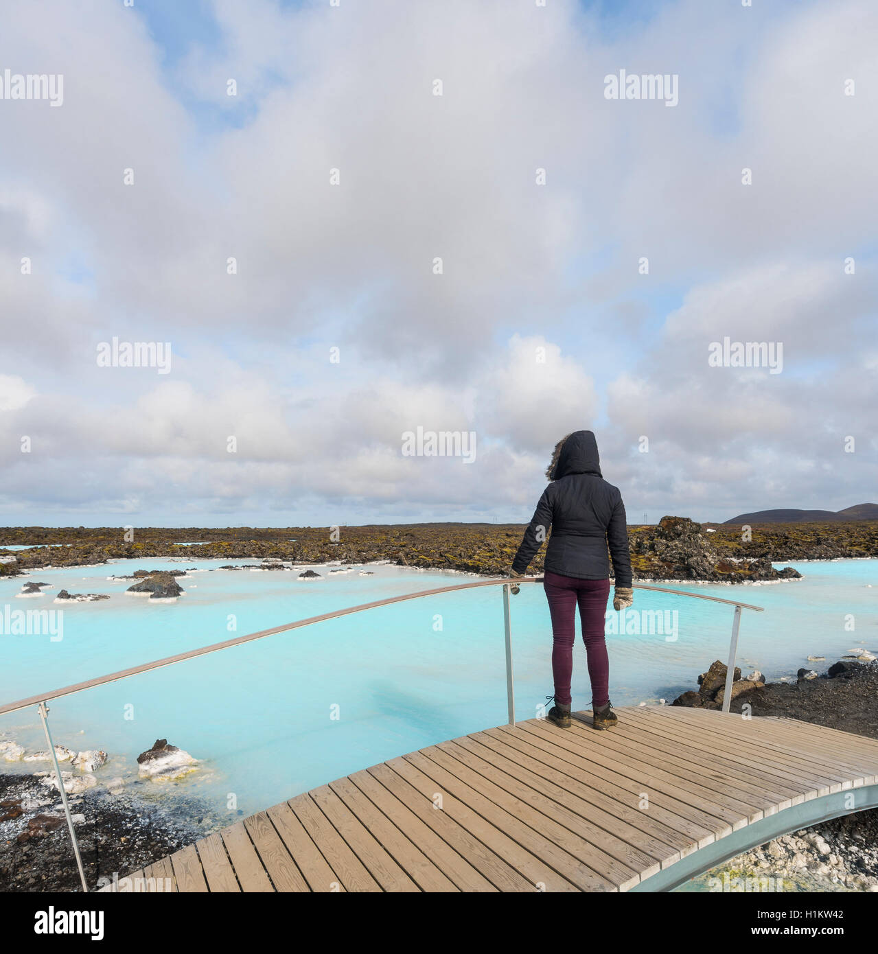 Tourist su un ponte di legno alla Laguna Blu vicino Gratdavik, West Islanda Islanda Foto Stock
