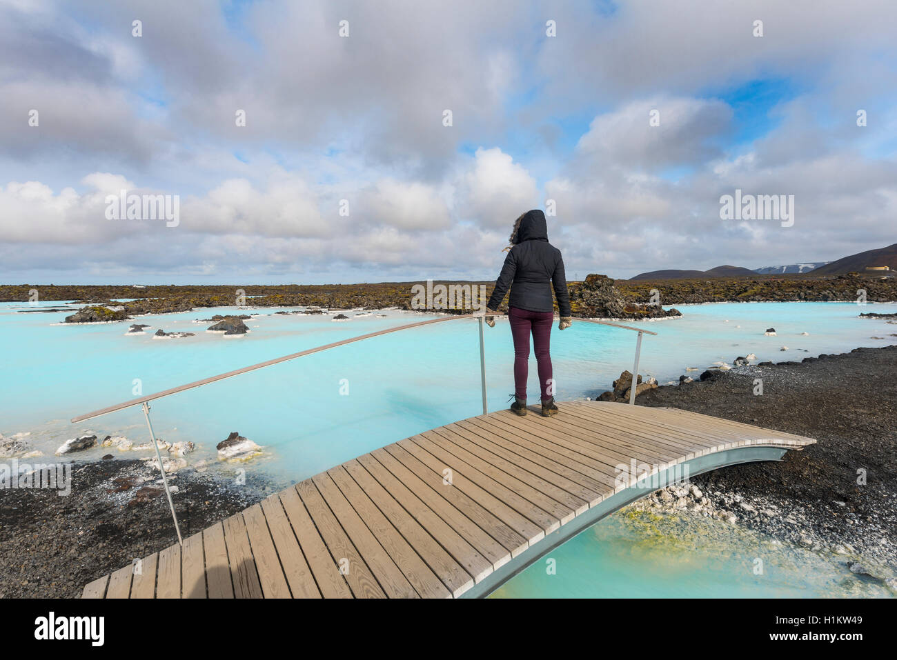Tourist su un ponte di legno alla Laguna Blu vicino Gratdavik, West Islanda Islanda Foto Stock