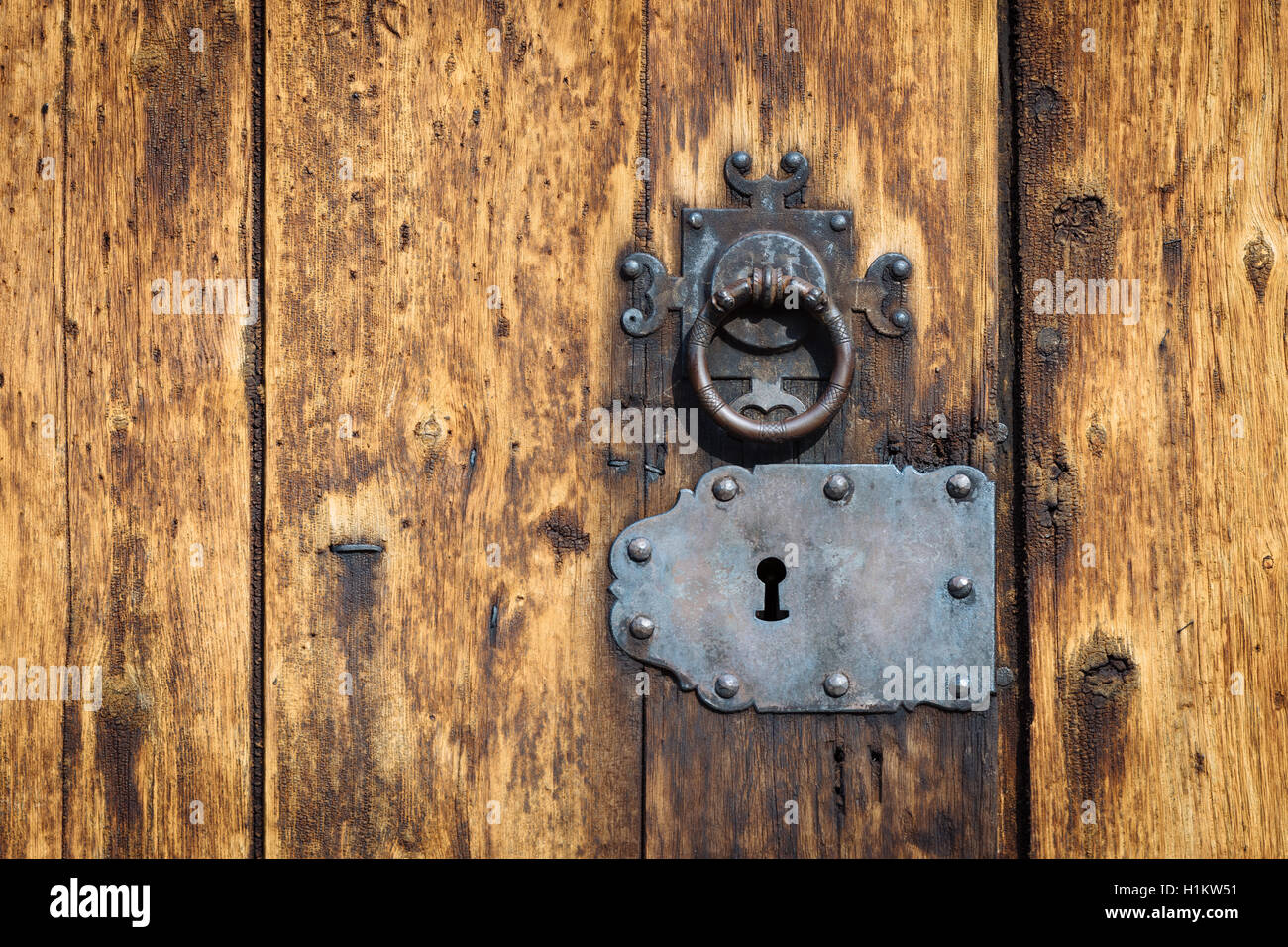 Porta di ferro respingente e la serratura e doga Chiesa Lom, Lom, Oppland, Norvegia Foto Stock