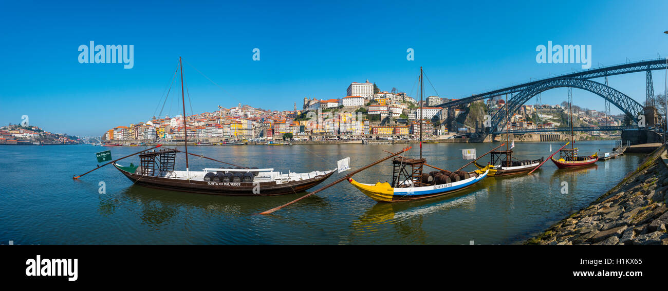 Rabelo barche, il vino di Porto barche sul fiume Douro, Porto, Portogallo Foto Stock