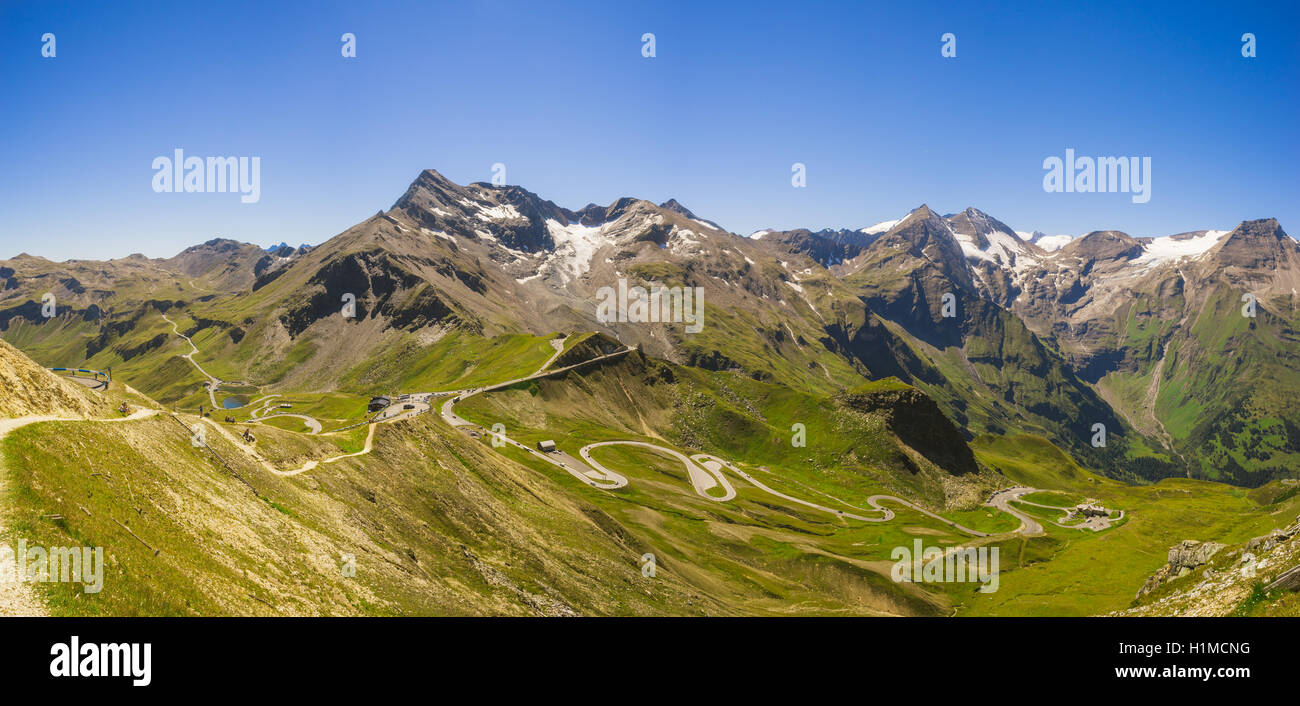 Vista panoramica sulla Strada alpina di Grossglockner, Austria. Gamma di cime e highland serpentine Foto Stock