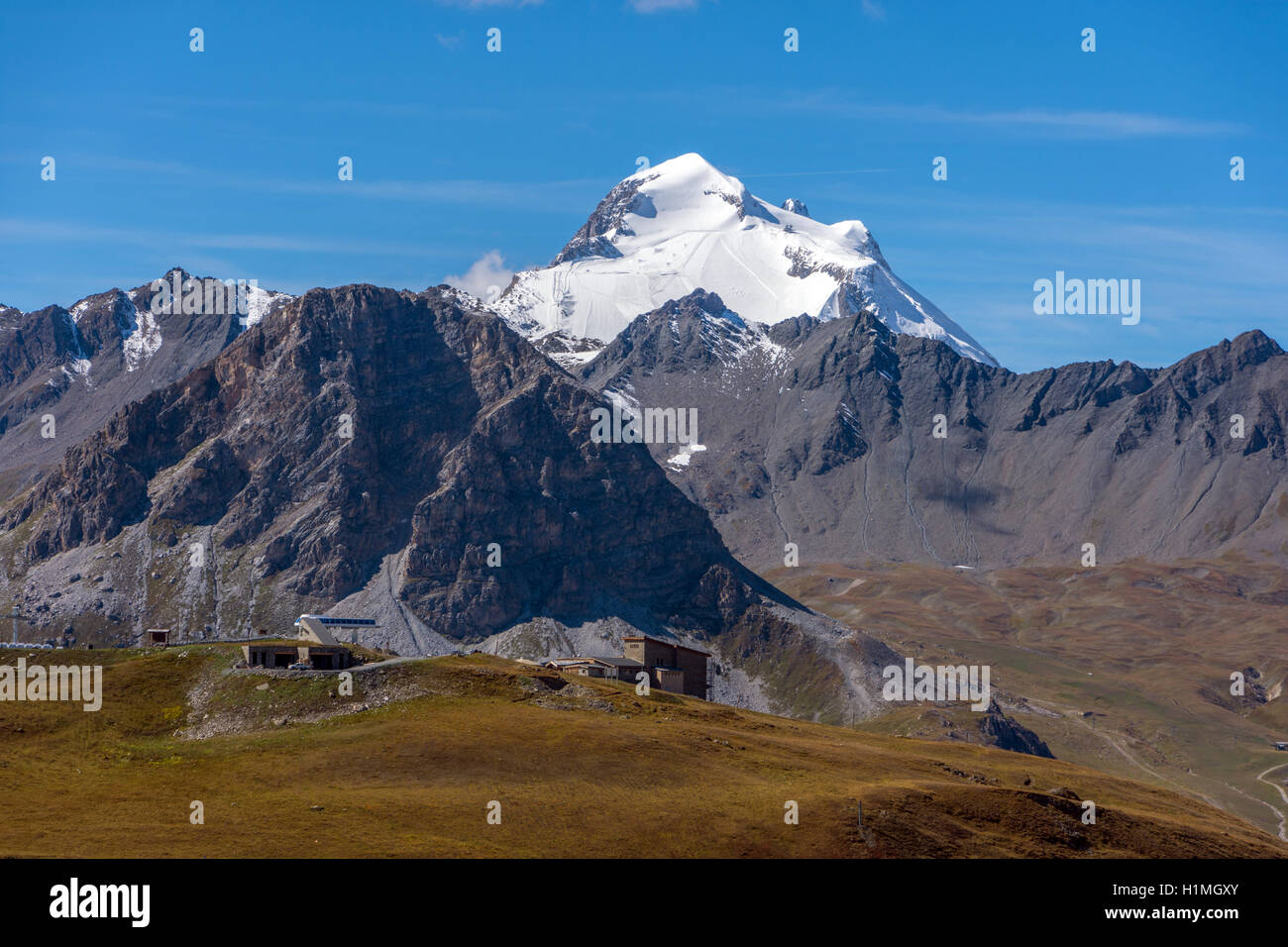 Vista in lontananza Grande Motte di montagna e di sci, a Tignes, Francia Foto Stock