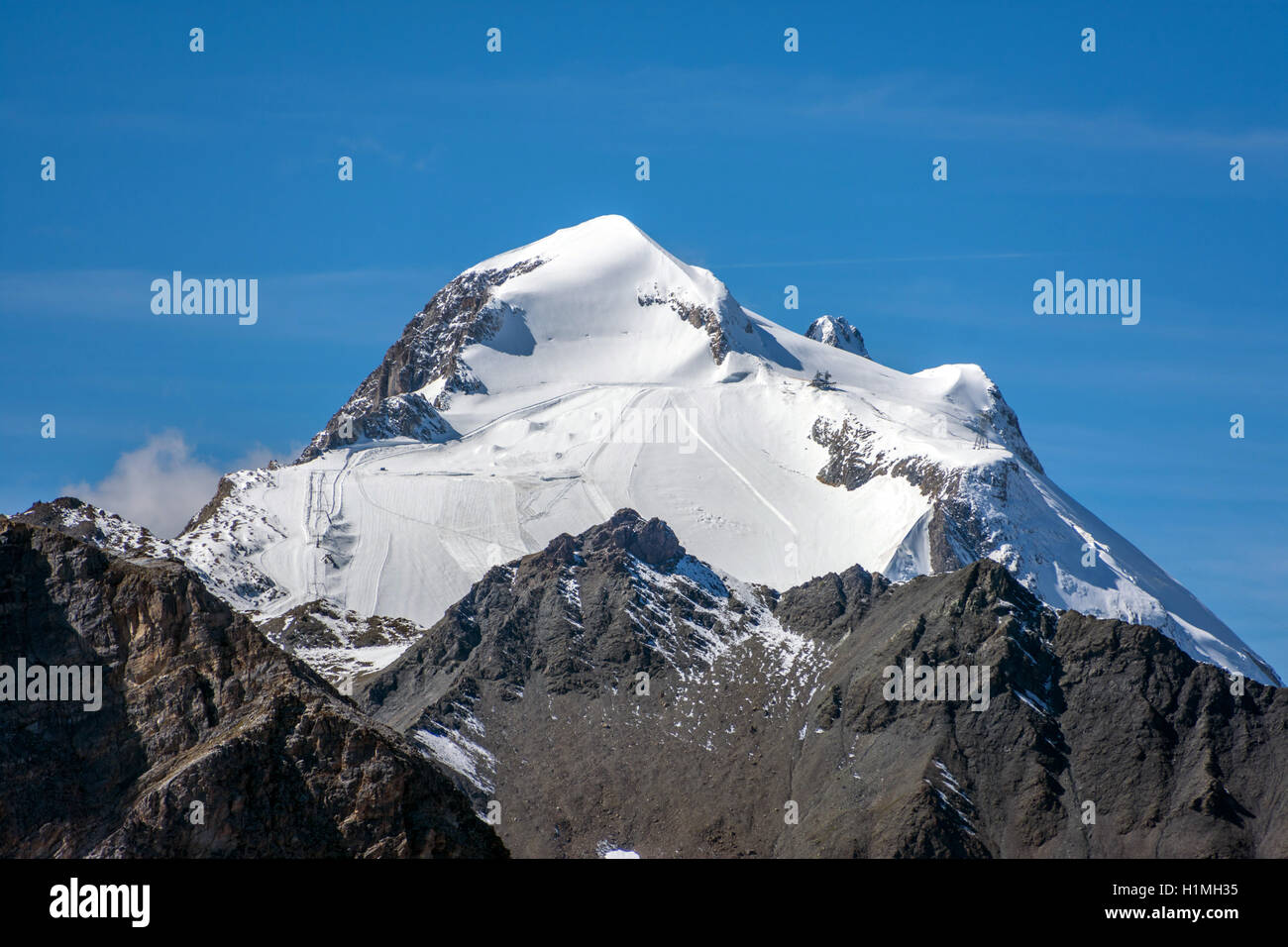 Vista in lontananza Grande Motte di montagna e di sci, a Tignes, Francia Foto Stock
